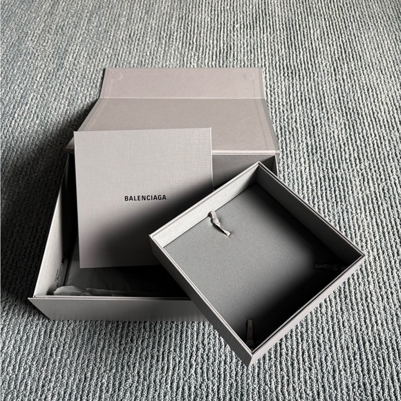 Balenciaga Boxes - Picture 3 of 5